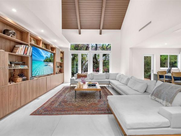 1933 S Oak Haven Cir, Miami, FL 33179