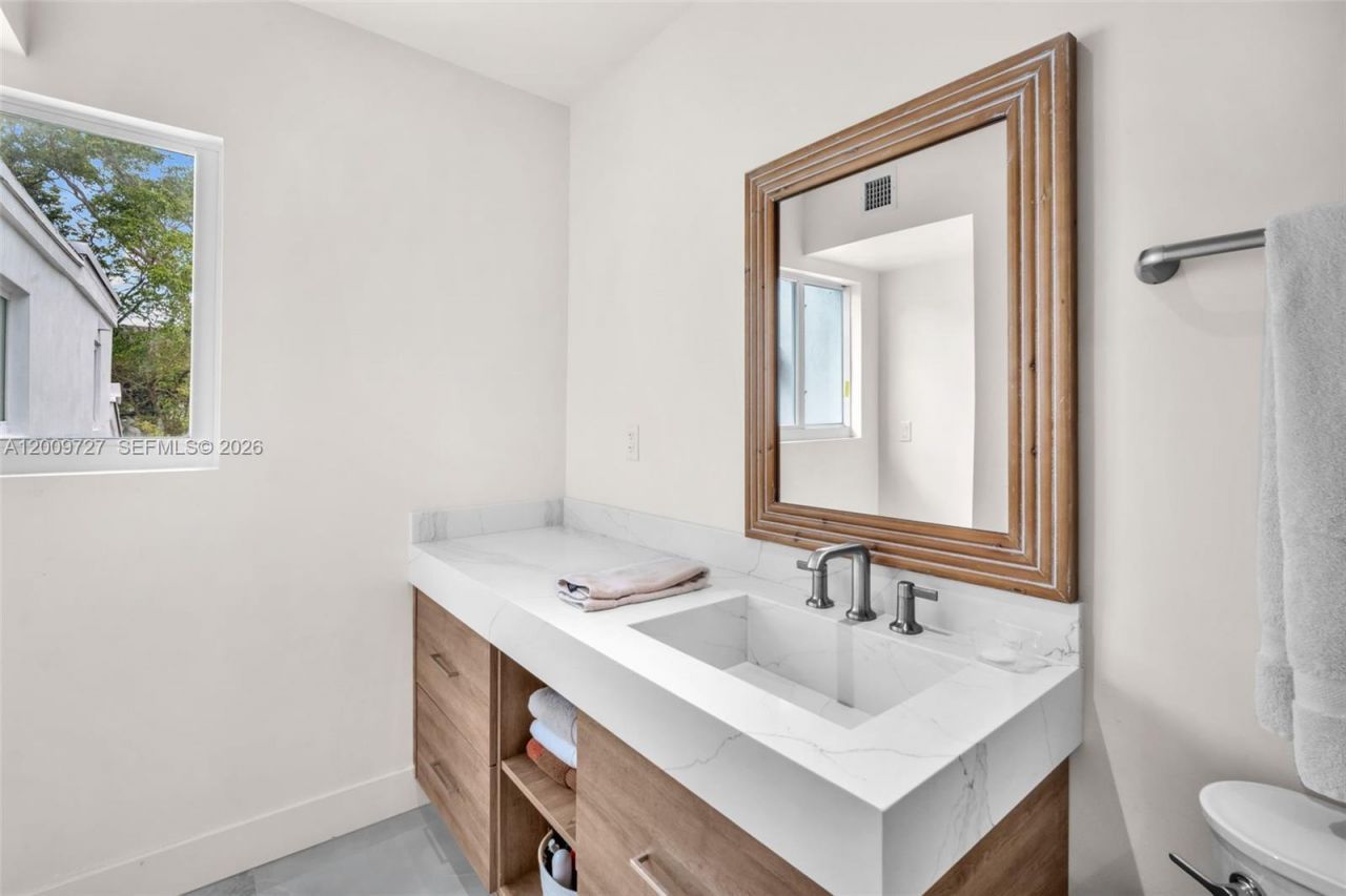 1933 S Oak Haven Cir, Miami, FL 33179 Photo