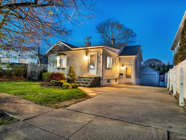 105 Thomas Place , Bellmore, NY 11710