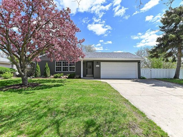 8122 S Wake Forest Dr, Oak Creek, WI 53154