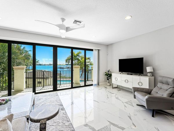 10 Windward Lane, Boynton Beach, FL 33435