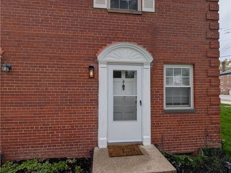 422 Clearview Drive, Unit J10, Euclid, OH 44123 Photo 1