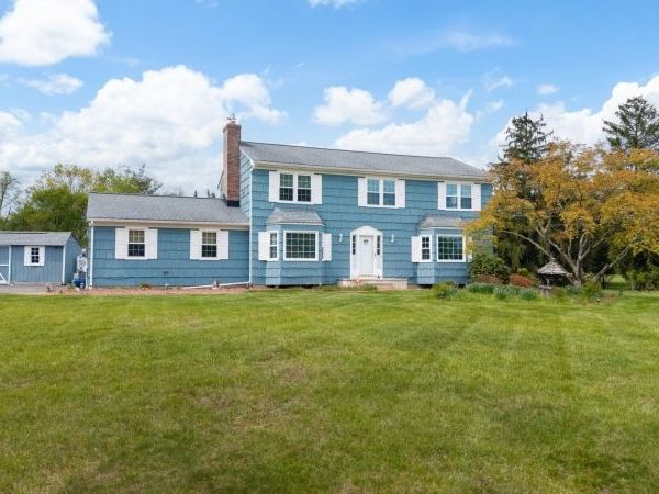 18 Weavers Ln, Readington, NJ 08889
