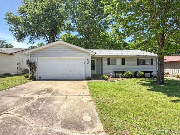 408 S Osage Street , Grove, OK 74344