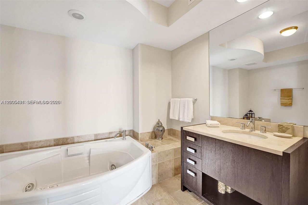 18201 Collins Ave, Unit 5202, Sunny Isles Beach, FL 33160 Photo