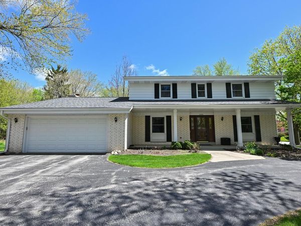 2490 De Carlin DRIVE, Brookfield, WI 53045