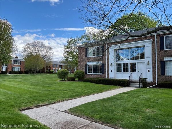 689 E Fox Hills Drive , Bloomfield Hills, MI 48304