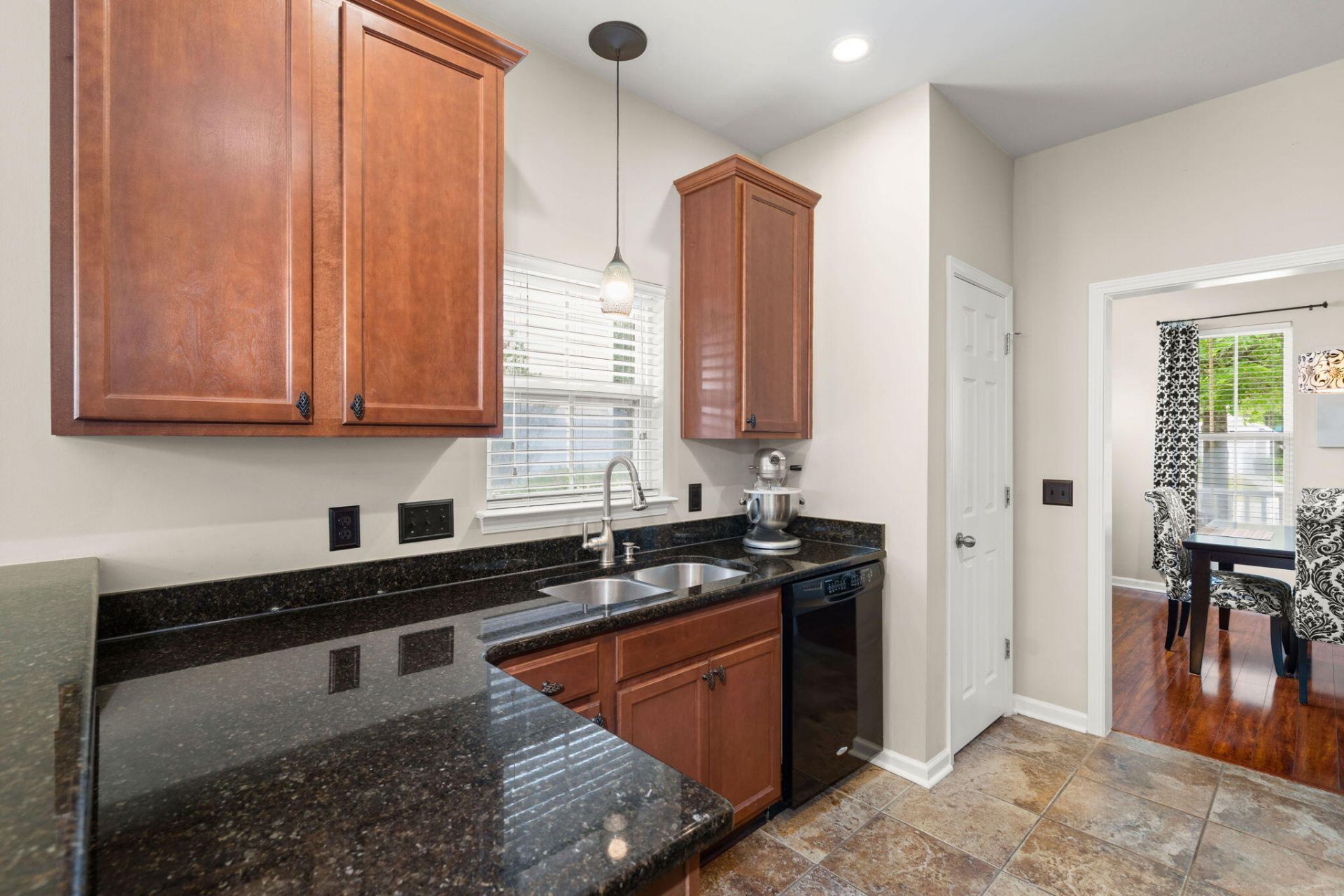 189 Avonshire Drive Photo 10