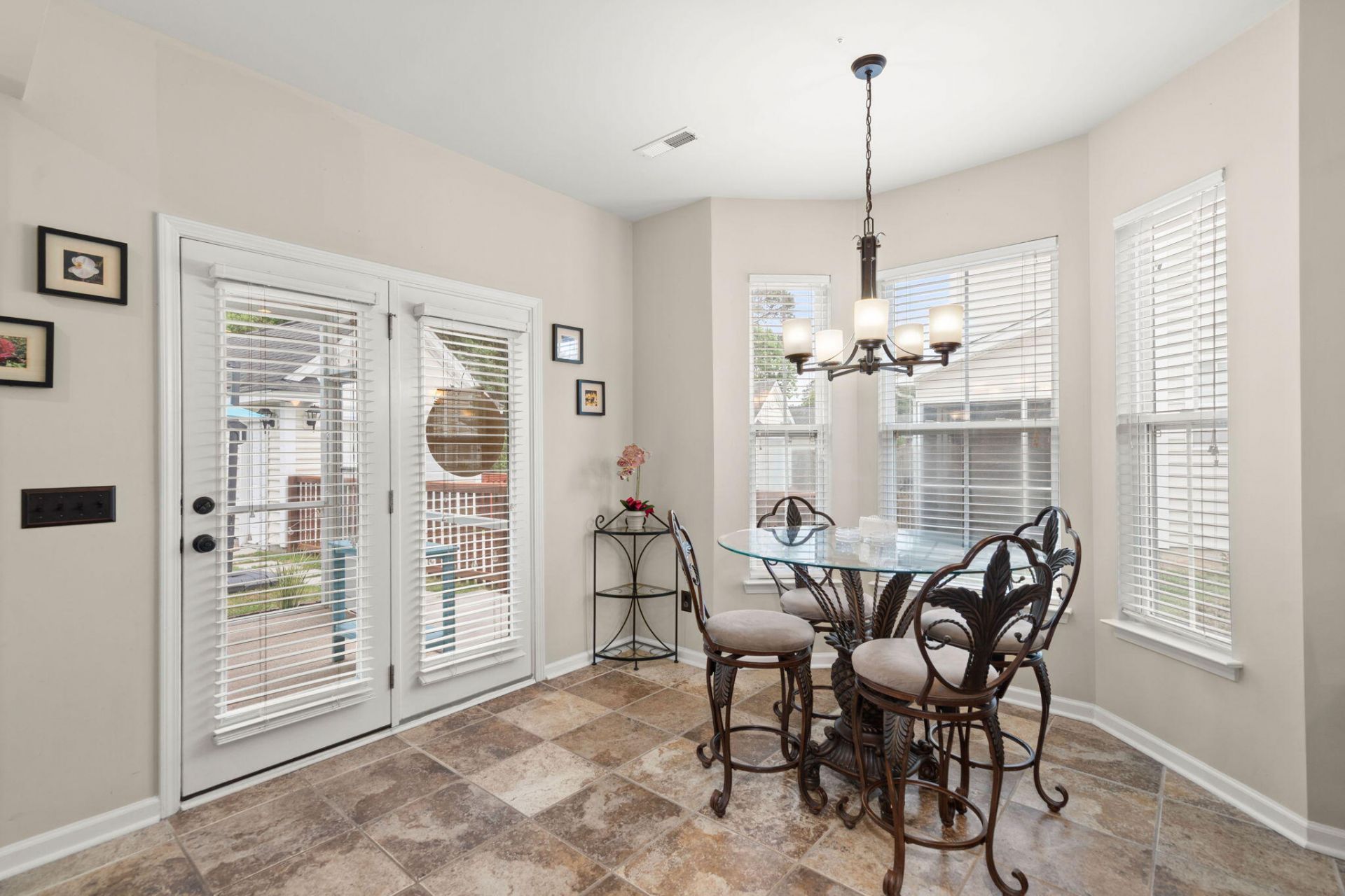 189 Avonshire Drive Photo 12