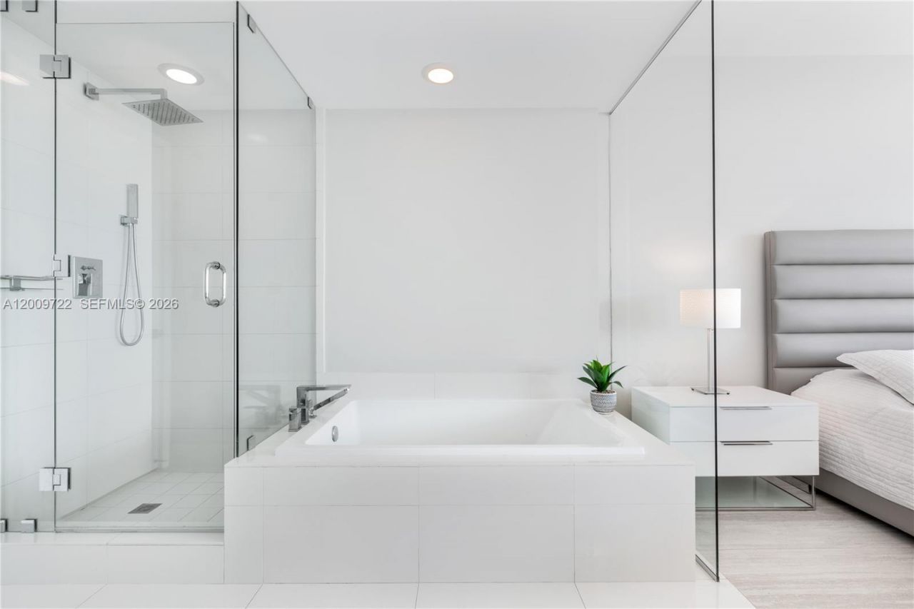 650 NE 32nd St, Unit 3903, Miami, FL 33137 Photo