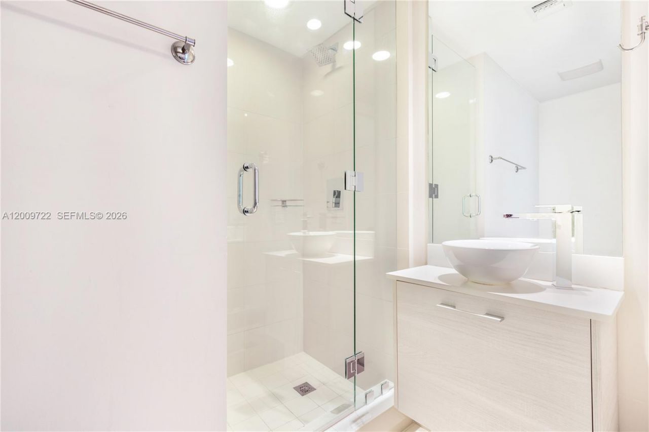 650 NE 32nd St, Unit 3903, Miami, FL 33137 Photo