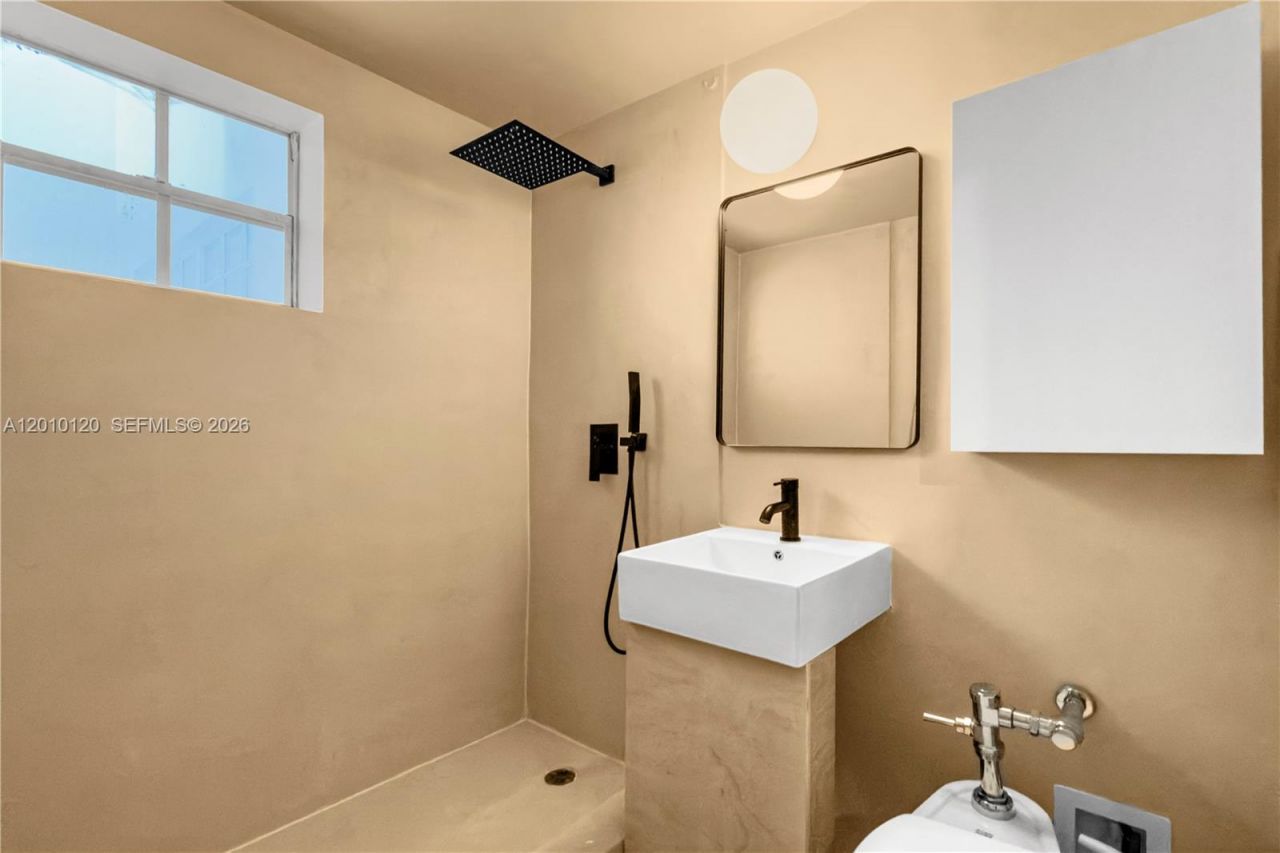 717 Espanola Way, Unit 111, Miami Beach, FL 33139 Photo