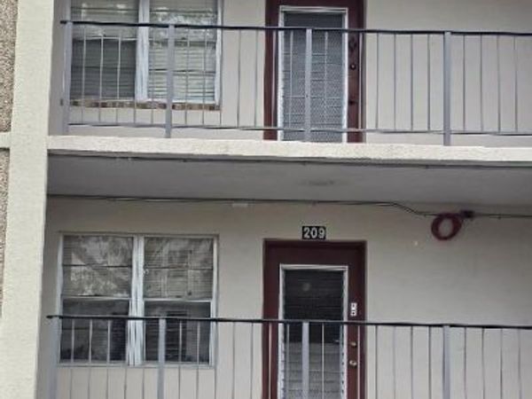 2600 NW 49th Avenue, Unit 409, Lauderdale Lakes, FL 33313