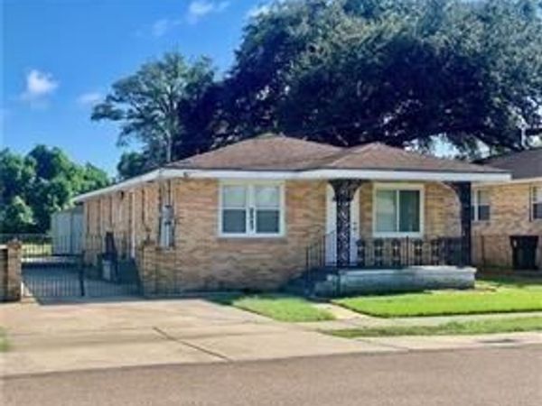 2337 PLAZA Drive , Chalmette, LA 70043