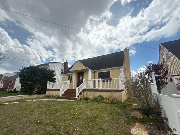 41 Avalon Road , Hewlett, NY 11557