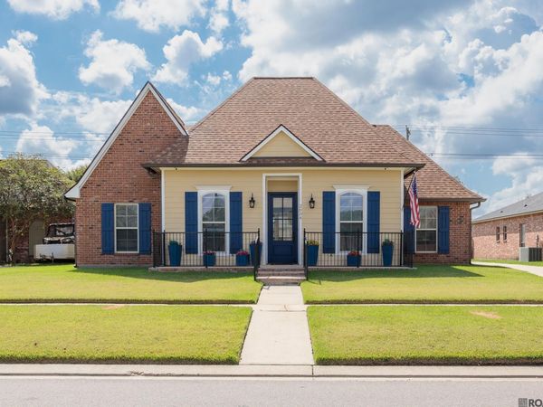 2034 Pointe South Dr, Zachary, LA 70791