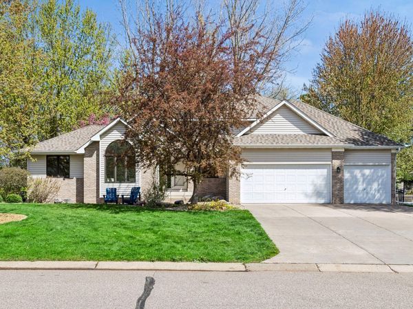 321 Dunbar Way, Mahtomedi, MN 55115