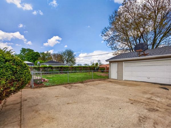 3913 64th Street, Urbandale, IA 50322