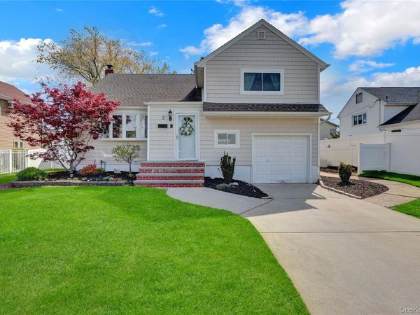 2 Oxford Avenue , Massapequa, NY 11758