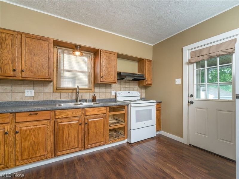 557 Washington Avenue, Barberton, OH 44203 Photo 8