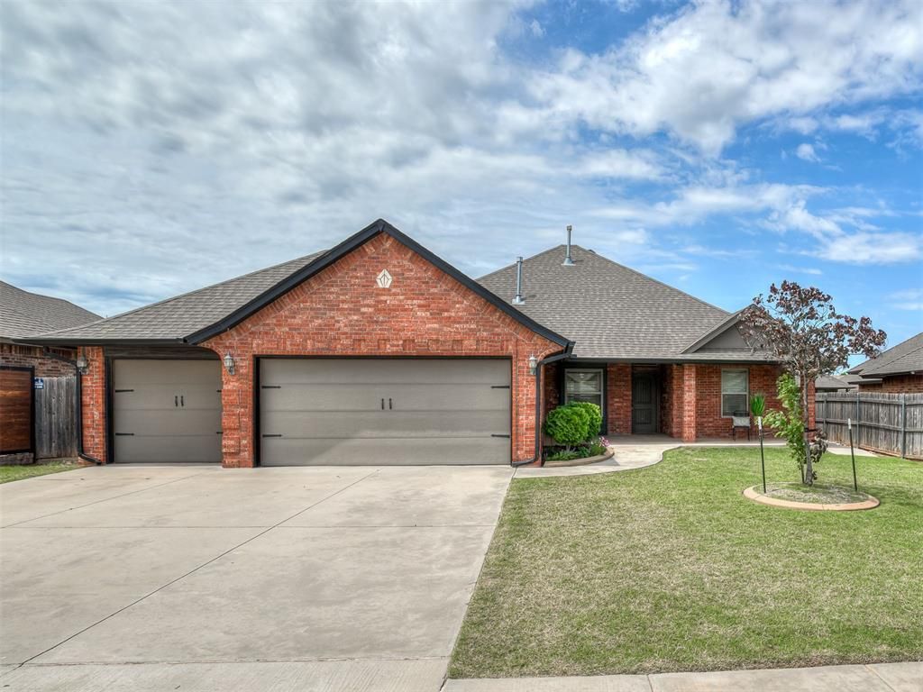 805 Bobcat Trail, Yukon, OK 73099 Main Photo
