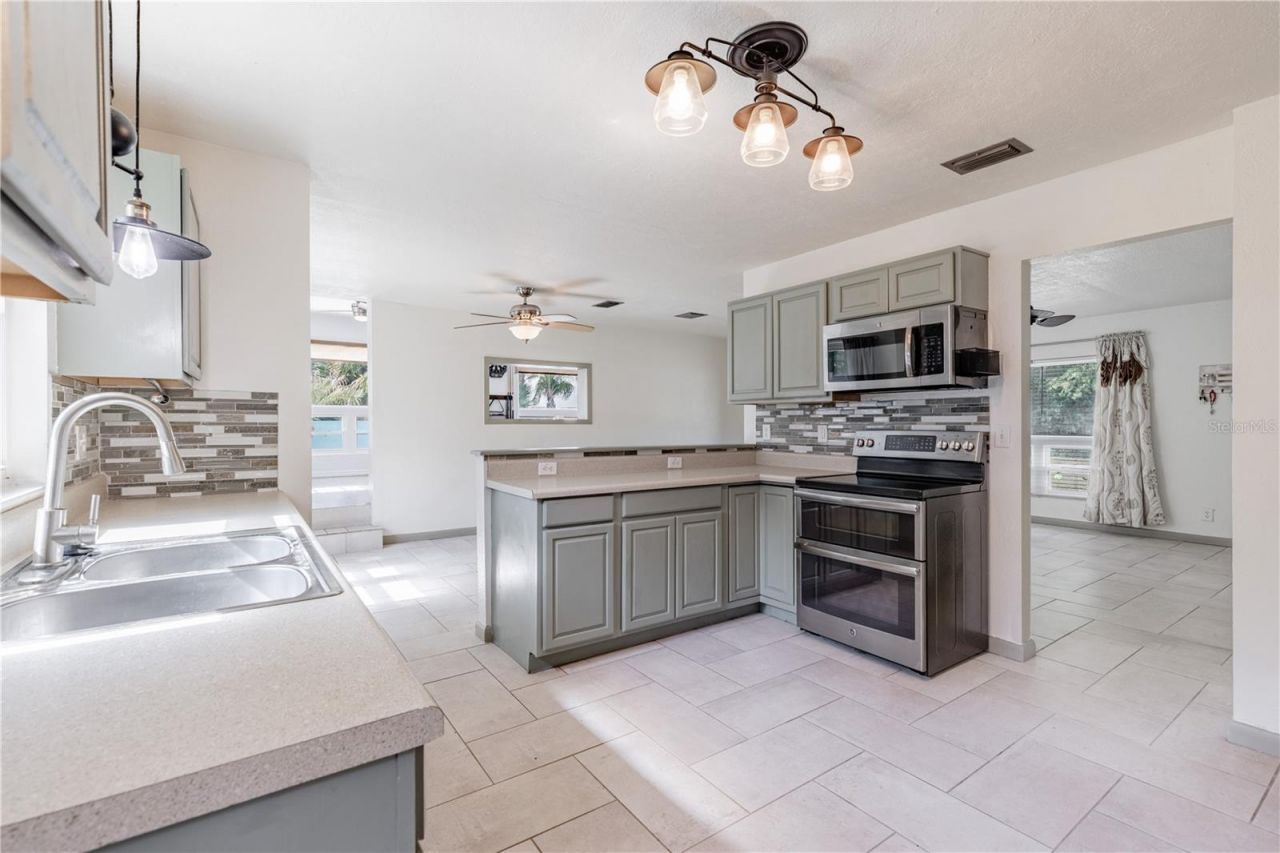 210 Donna Street, Tavares, FL 32778 Photo