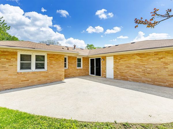 7201 Oak Brook Drive, Urbandale, IA 50322