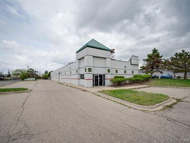 4359 Highland Road , Waterford Twp, MI 48328