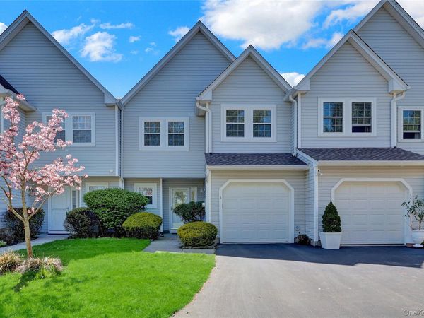 113 Erin Lane , East Setauket, NY 11733