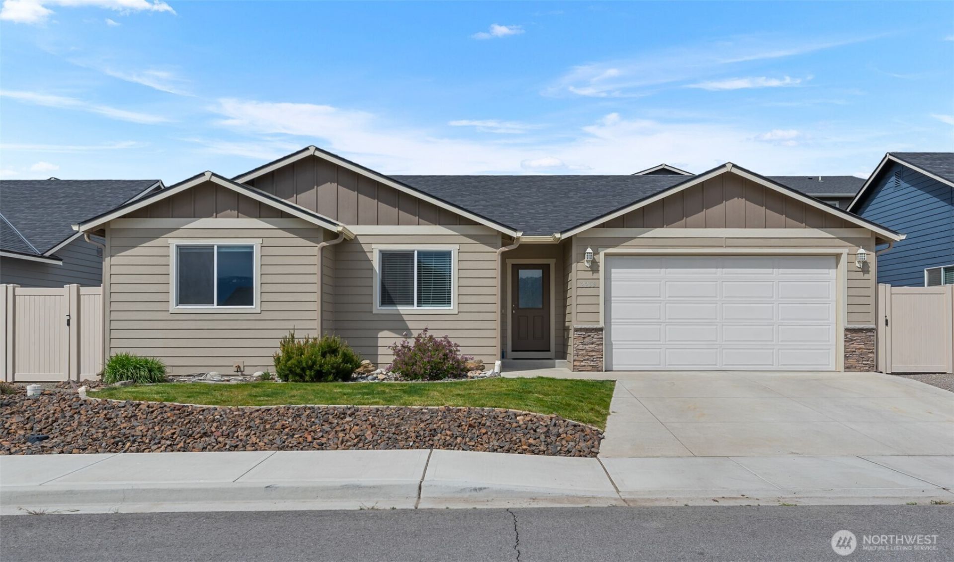 2259 S Mystical Loop, East Wenatchee, WA 98802 Main Photo