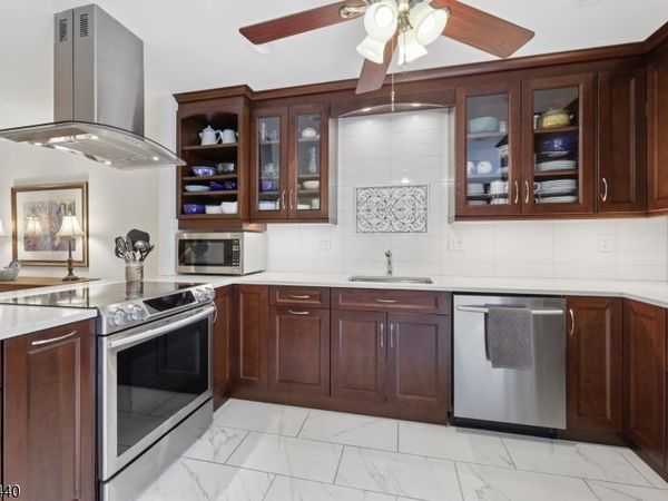240 Mountain View Dr, Mahwah, NJ 07430