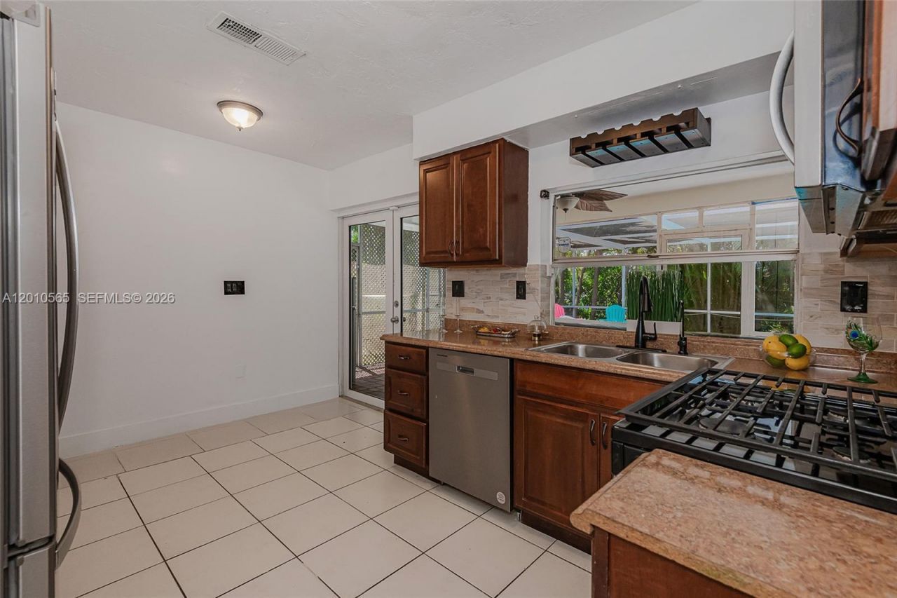 8690 NW 24th Pl , Sunrise, FL 33322 Photo