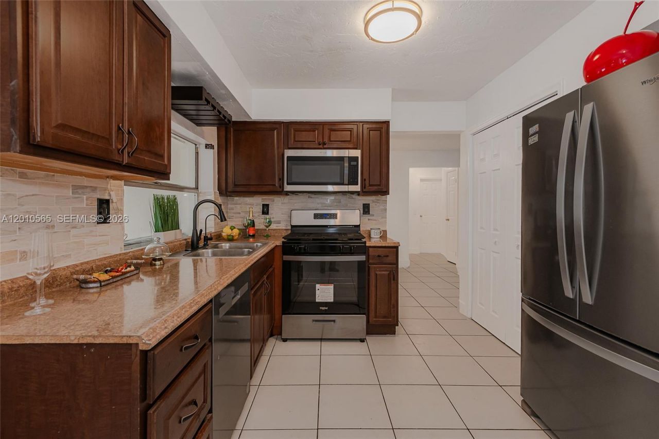 8690 NW 24th Pl , Sunrise, FL 33322 Photo