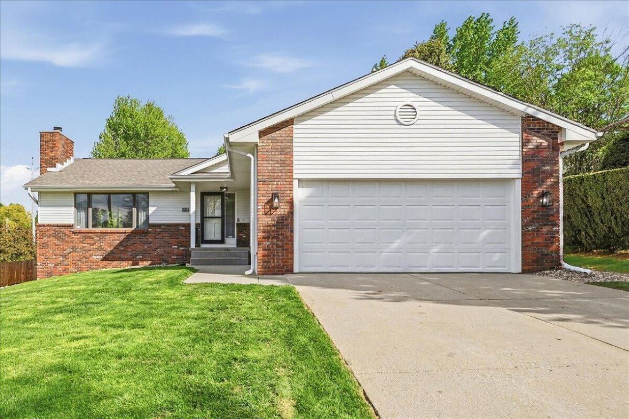 105 Kingsridge Drive, Council Bluffs, IA 51503 Main Photo