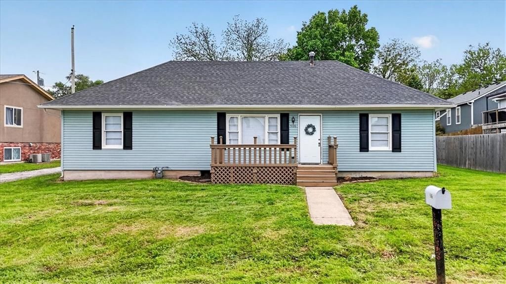 506 E 1st Street, Tonganoxie, KS 66086 Main Photo