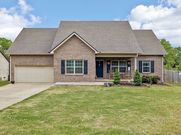 592 Twin Oak Dr , Murfreesboro, TN 37130
