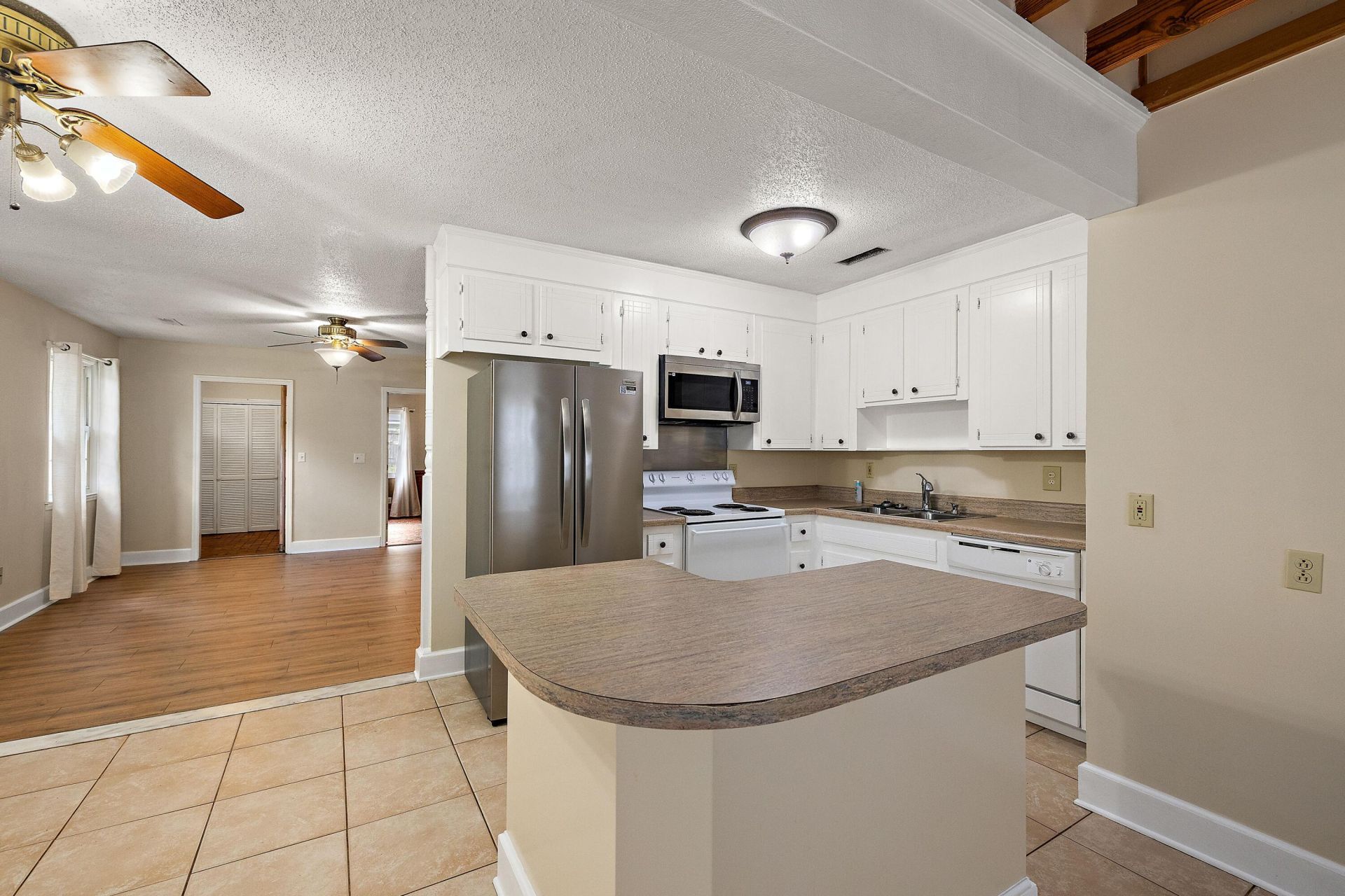 13 Joyce Avenue Photo 15
