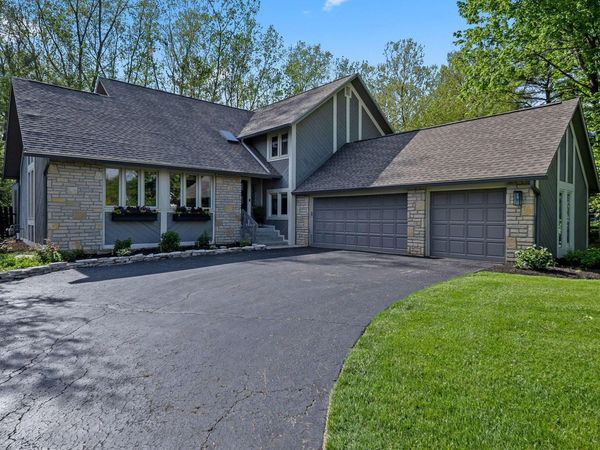 6753 Lakeside Circle W, Worthington, OH 43085