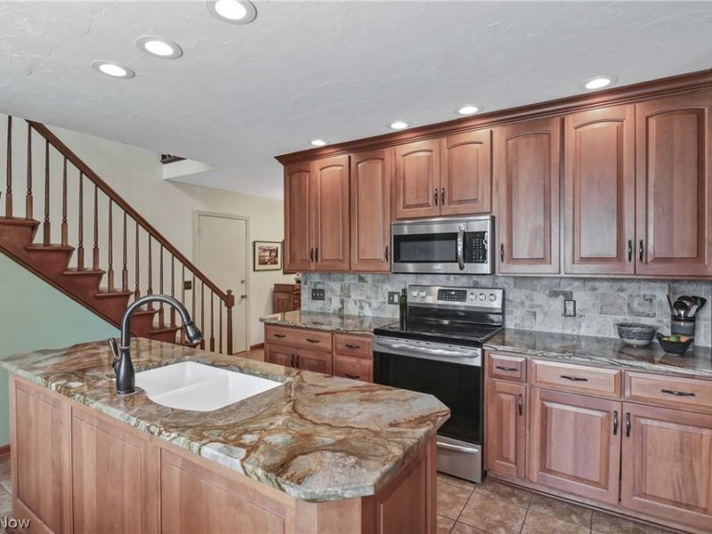 152 Woodridge Drive, Elyria, OH 44035 Photo 12