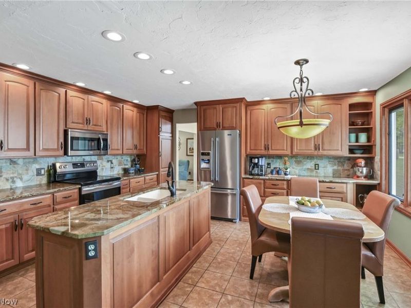 152 Woodridge Drive, Elyria, OH 44035 Photo 4