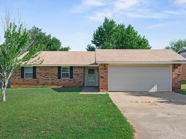 1716 E Shady Creek Drive, Guthrie, OK 73044