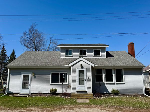 204 Broadway Road, Houghton Lake, MI 48629
