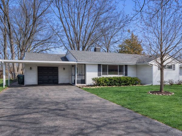 933 N Midlothian Road , Mundelein, IL 60060