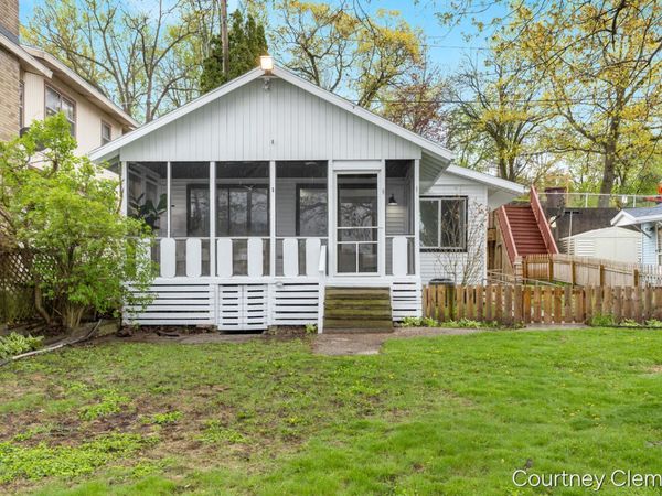 747 Kornoelje Drive NE, Comstock Park, MI 49321