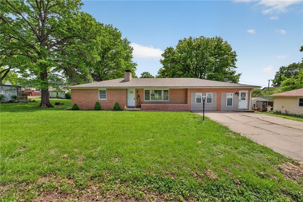 207 Dewey Avenue, Gower, MO 64454 Main Photo