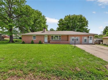 207 Dewey Avenue, Gower, MO 64454