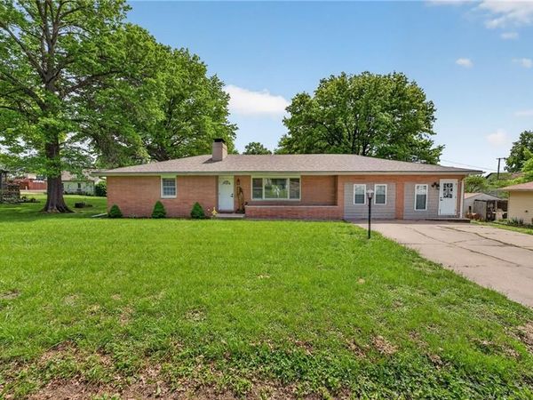 207 Dewey Avenue, Gower, MO 64454