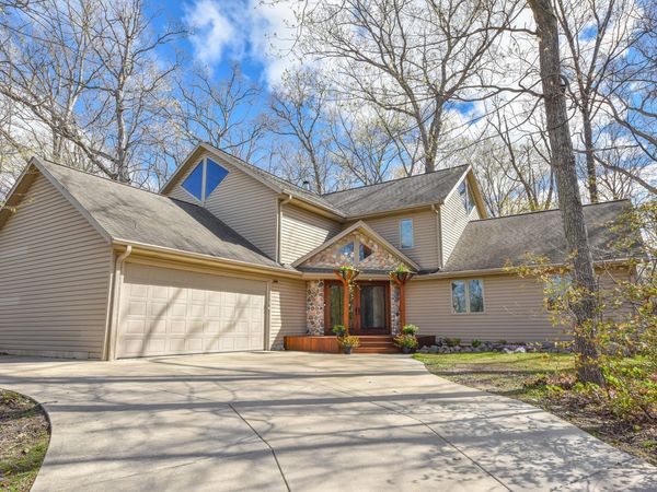 4302 W Woodward Dr, Franklin, WI 53132
