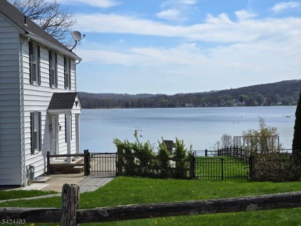 8 Spring Ln, Stanhope, NJ 07874