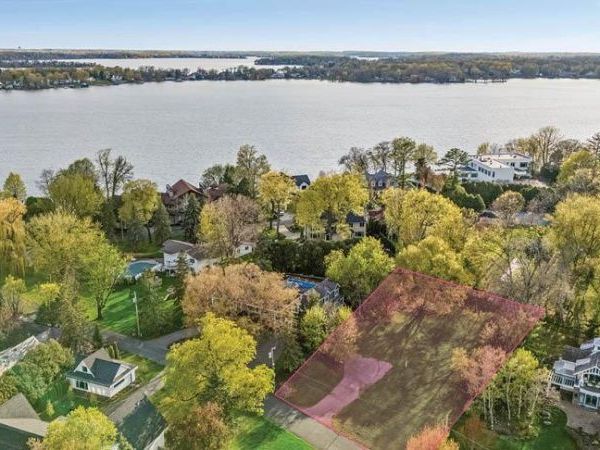 2308 Huntington Point Road E, Wayzata, MN 55391